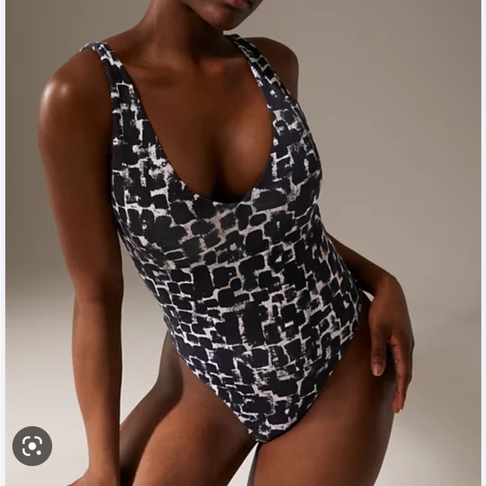 Aritzia V neck Tank Bodysuit Size Small